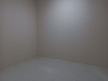 DIJUAL CEPAT RUMAH 2,5 LANTAI RAPI SIAP HUNI POSISI HOEK DI CLUSTER MAHONI TAMAN ROYAL 1 TANGERANG