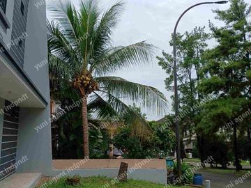 rumah renoved depan taman,kota wisata