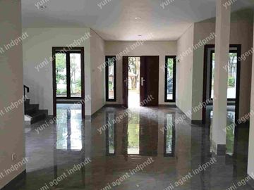 rumah renoved depan taman,kota wisata