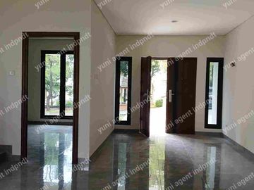 rumah renoved depan taman,kota wisata