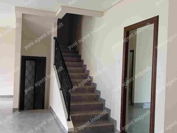 rumah renoved depan taman,kota wisata