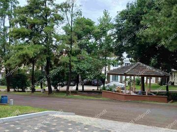 rumah renoved depan taman,kota wisata