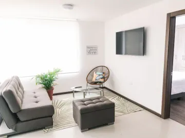 Casa de 3 dormitorios mas suite en el tercer piso con acceso independiente en el centro de Baños 2 parqueaderos