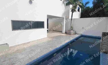 SE RENTA CASA AMPLIA EN RESIDENCIAL CUMBRES CANCÚN, 3 RECÁMARAS MÁS ESTUDIO, ALBERCA PRIVADA, AMENIDADES, SEGURIDAD 24 HORAS.
