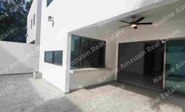 SE RENTA CASA AMPLIA EN RESIDENCIAL CUMBRES CANCÚN, 3 RECÁMARAS MÁS ESTUDIO, ALBERCA PRIVADA, AMENIDADES, SEGURIDAD 24 HORAS.