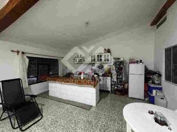 TERRENO CON CASA PARA REMODELAR Y POTENCIAL DE INVERSIÓN ILIMITADO