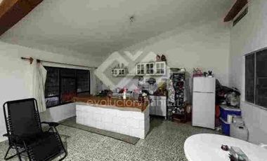 TERRENO CON CASA PARA REMODELAR Y POTENCIAL DE INVERSIÓN ILIMITADO