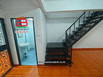 ทาวน์เฮาส์ เนื้อที่ 18 ตร.ว. หมู่บ้านบัวแก้ว สามโคก ซอยรุ่งทรัพย์ (วัดบัวแก้ววราราม) ถนนปทุมธานี-ศูนย์ศิลปาชีพบางไทร ตำบลบ้านปทุม อำเภอสามโคก ปทุมธานี