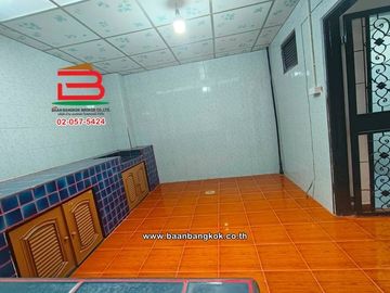 ทาวน์เฮาส์ เนื้อที่ 18 ตร.ว. หมู่บ้านบัวแก้ว สามโคก ซอยรุ่งทรัพย์ (วัดบัวแก้ววราราม) ถนนปทุมธานี-ศูนย์ศิลปาชีพบางไทร ตำบลบ้านปทุม อำเภอสามโคก ปทุมธานี