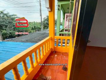 ทาวน์เฮาส์ เนื้อที่ 18 ตร.ว. หมู่บ้านบัวแก้ว สามโคก ซอยรุ่งทรัพย์ (วัดบัวแก้ววราราม) ถนนปทุมธานี-ศูนย์ศิลปาชีพบางไทร ตำบลบ้านปทุม อำเภอสามโคก ปทุมธานี