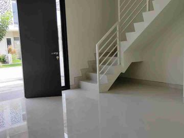 Rumah ready , 2 lantai , 4 kamar , wiyung surabaya