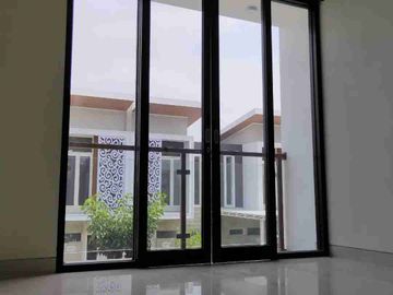 Rumah ready , 2 lantai , 4 kamar , wiyung surabaya