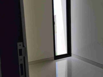 Rumah ready , 2 lantai , 4 kamar , wiyung surabaya