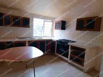 VENDO CASA AMPLIA EN LAS ALAMEDAS