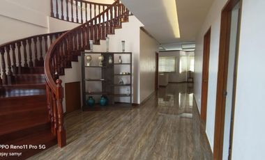 House & Lot with Golf Course view in Royale Tagaytay Estates for SALE! 300 sqm at 20M