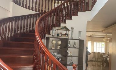 House & Lot with Golf Course view in Royale Tagaytay Estates for SALE! 300 sqm at 20M