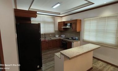 House & Lot with Golf Course view in Royale Tagaytay Estates for SALE! 300 sqm at 20M