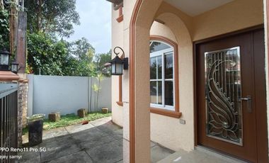 House & Lot with Golf Course view in Royale Tagaytay Estates for SALE! 300 sqm at 20M