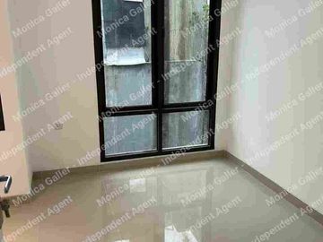 Rumah 2 Lantai Masuk Mobil 2 Kamar dekat Stasiun Mangga Besar