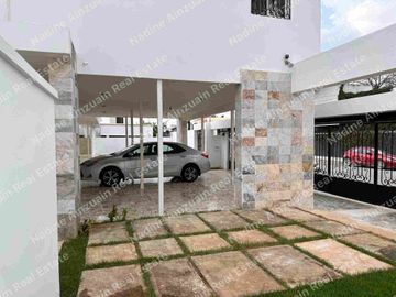 Se vende, Exclusiva Residencia en Fraccionamiento Campestre, Mérida, Yucatán, México. Recién Renovada con 900 m² de Terreno. Lista para habitar.