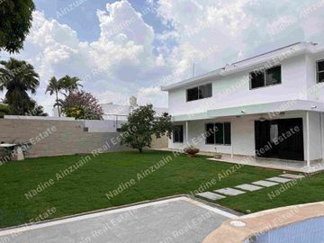 Se vende, Exclusiva Residencia en Fraccionamiento Campestre, Mérida, Yucatán, México. Recién Renovada con 900 m² de Terreno. Lista para habitar.