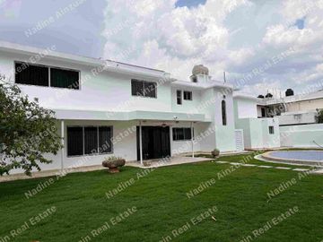 Se vende, Exclusiva Residencia en Fraccionamiento Campestre, Mérida, Yucatán, México. Recién Renovada con 900 m² de Terreno. Lista para habitar.