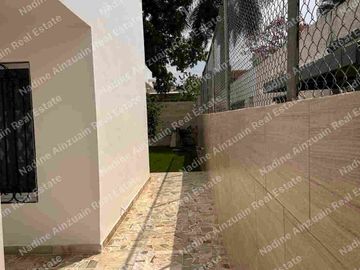 Se vende, Exclusiva Residencia en Fraccionamiento Campestre, Mérida, Yucatán, México. Recién Renovada con 900 m² de Terreno. Lista para habitar.