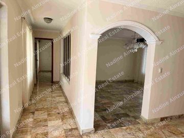 Se vende, Exclusiva Residencia en Fraccionamiento Campestre, Mérida, Yucatán, México. Recién Renovada con 900 m² de Terreno. Lista para habitar.