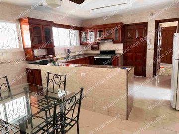 Se vende, Exclusiva Residencia en Fraccionamiento Campestre, Mérida, Yucatán, México. Recién Renovada con 900 m² de Terreno. Lista para habitar.