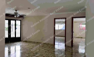 Se vende, Exclusiva Residencia en Fraccionamiento Campestre, Mérida, Yucatán, México. Recién Renovada con 900 m² de Terreno. Lista para habitar.