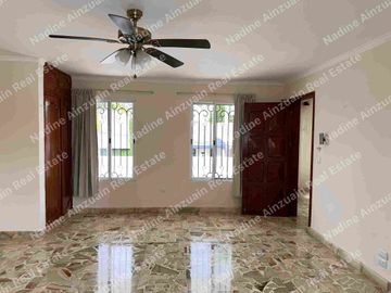 Se vende, Exclusiva Residencia en Fraccionamiento Campestre, Mérida, Yucatán, México. Recién Renovada con 900 m² de Terreno. Lista para habitar.