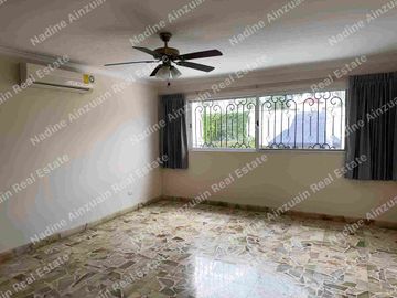 Se vende, Exclusiva Residencia en Fraccionamiento Campestre, Mérida, Yucatán, México. Recién Renovada con 900 m² de Terreno. Lista para habitar.
