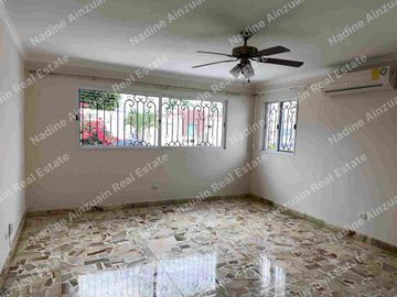 Se vende, Exclusiva Residencia en Fraccionamiento Campestre, Mérida, Yucatán, México. Recién Renovada con 900 m² de Terreno. Lista para habitar.
