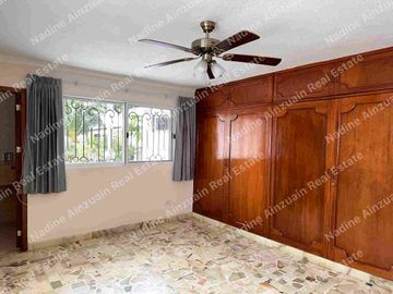 Se vende, Exclusiva Residencia en Fraccionamiento Campestre, Mérida, Yucatán, México. Recién Renovada con 900 m² de Terreno. Lista para habitar.