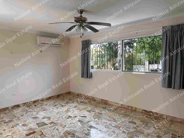Se vende, Exclusiva Residencia en Fraccionamiento Campestre, Mérida, Yucatán, México. Recién Renovada con 900 m² de Terreno. Lista para habitar.