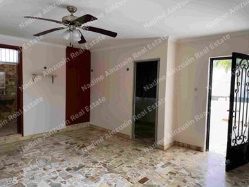 Se vende, Exclusiva Residencia en Fraccionamiento Campestre, Mérida, Yucatán, México. Recién Renovada con 900 m² de Terreno. Lista para habitar.