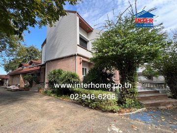Land + 2 houses, 599 sq.w. (approx. 2,996 sq.m.) Muang Ek Village, near Rangsit University, Soi Ek Thaksina 4, Phahonyothin Road, Kamphaeng Phet 6 Roa