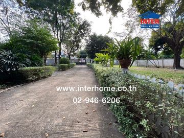 Land + 2 houses, 599 sq.w. (approx. 2,996 sq.m.) Muang Ek Village, near Rangsit University, Soi Ek Thaksina 4, Phahonyothin Road, Kamphaeng Phet 6 Roa