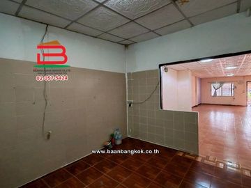 ทาวน์เฮาส์ เนื้อที่ 20.1 ตร.ว. หมู่บ้าน นฐดา คลอง 2 (ซอยรังสิต-นครนายก 60) ถนนรังสิต-นครนายก ตำบลประชาธิปัตย์ อำเภอธัญบุรี ปทุมธานี