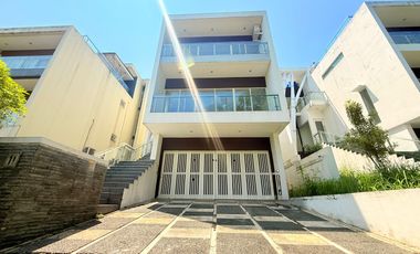 Rumah 3 lantai disentul tanah luas jual cepat