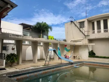 URDESA CENTRAL:VENDO CASA EN SECTOR COMERCIAL