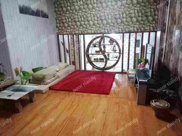 DI JUAL RUMAH MURAH BAGUS RAPIH 2 LANTAI MEZANINE DI DALAM KOMPLEK PERUMAHAN DI DEPOK.