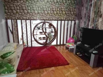 DI JUAL RUMAH MURAH BAGUS RAPIH 2 LANTAI MEZANINE DI DALAM KOMPLEK PERUMAHAN DI DEPOK.