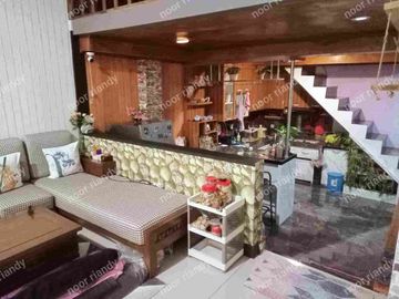 DI JUAL RUMAH MURAH BAGUS RAPIH 2 LANTAI MEZANINE DI DALAM KOMPLEK PERUMAHAN DI DEPOK.