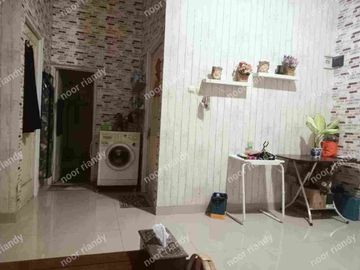 DI JUAL RUMAH MURAH BAGUS RAPIH 2 LANTAI MEZANINE DI DALAM KOMPLEK PERUMAHAN DI DEPOK.