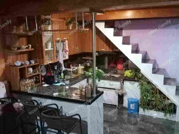 DI JUAL RUMAH MURAH BAGUS RAPIH 2 LANTAI MEZANINE DI DALAM KOMPLEK PERUMAHAN DI DEPOK.