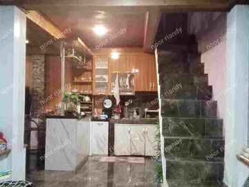 DI JUAL RUMAH MURAH BAGUS RAPIH 2 LANTAI MEZANINE DI DALAM KOMPLEK PERUMAHAN DI DEPOK.