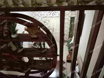 DI JUAL RUMAH MURAH BAGUS RAPIH 2 LANTAI MEZANINE DI DALAM KOMPLEK PERUMAHAN DI DEPOK.
