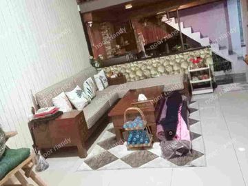 DI JUAL RUMAH MURAH BAGUS RAPIH 2 LANTAI MEZANINE DI DALAM KOMPLEK PERUMAHAN DI DEPOK.