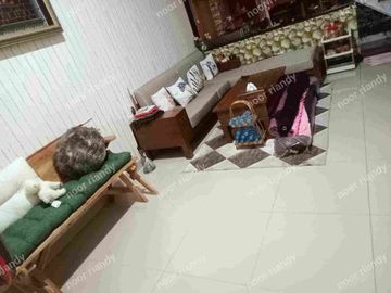 DI JUAL RUMAH MURAH BAGUS RAPIH 2 LANTAI MEZANINE DI DALAM KOMPLEK PERUMAHAN DI DEPOK.